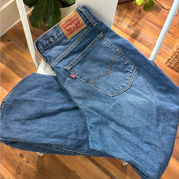 Levy Women's 94 Baggy Blue Jeans. New w/o tags! - Picture 5 of 5